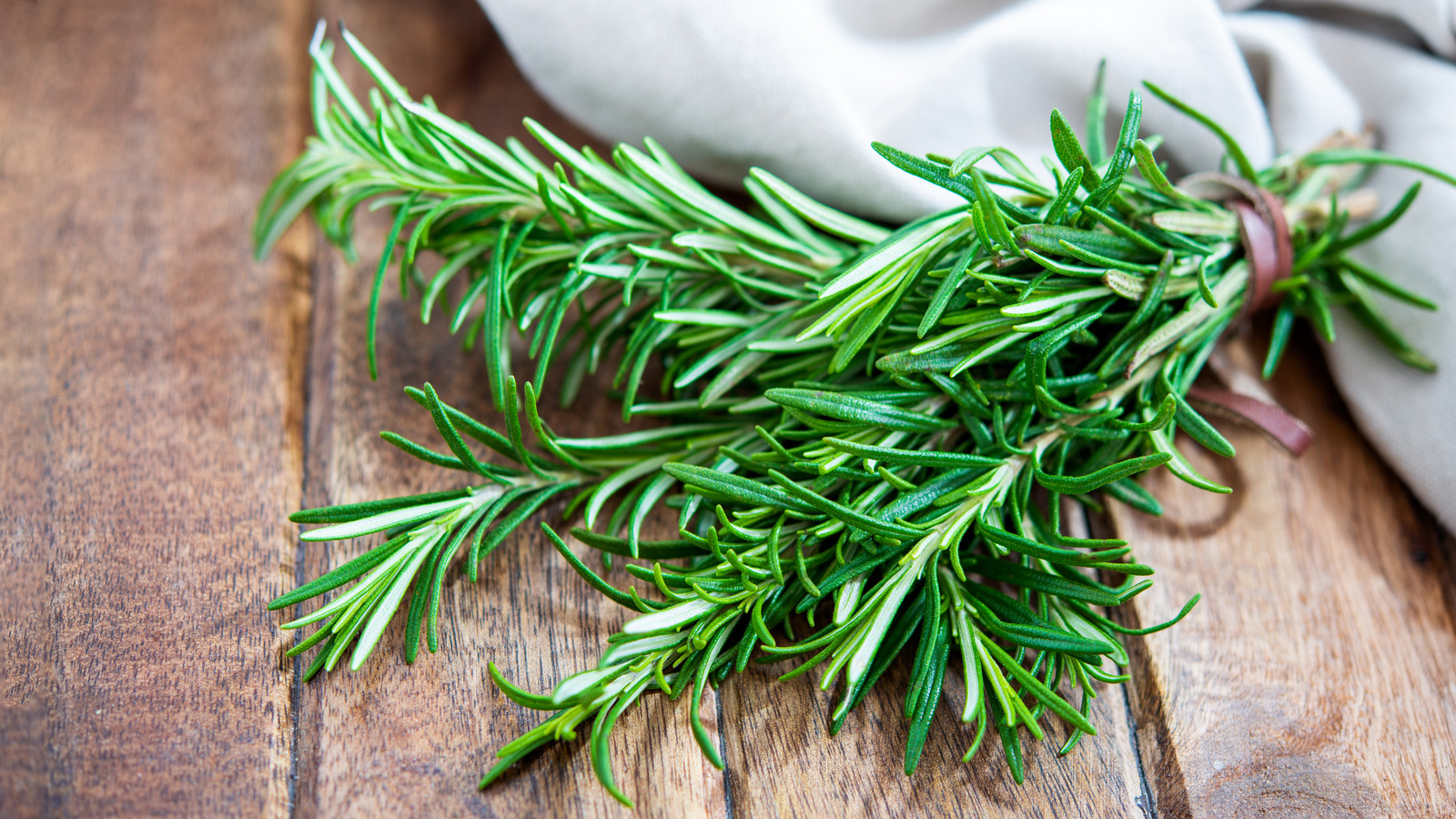 Tied,Fresh,Organic,Rosemary,Herb,On,The,Wooden,Background.,Top